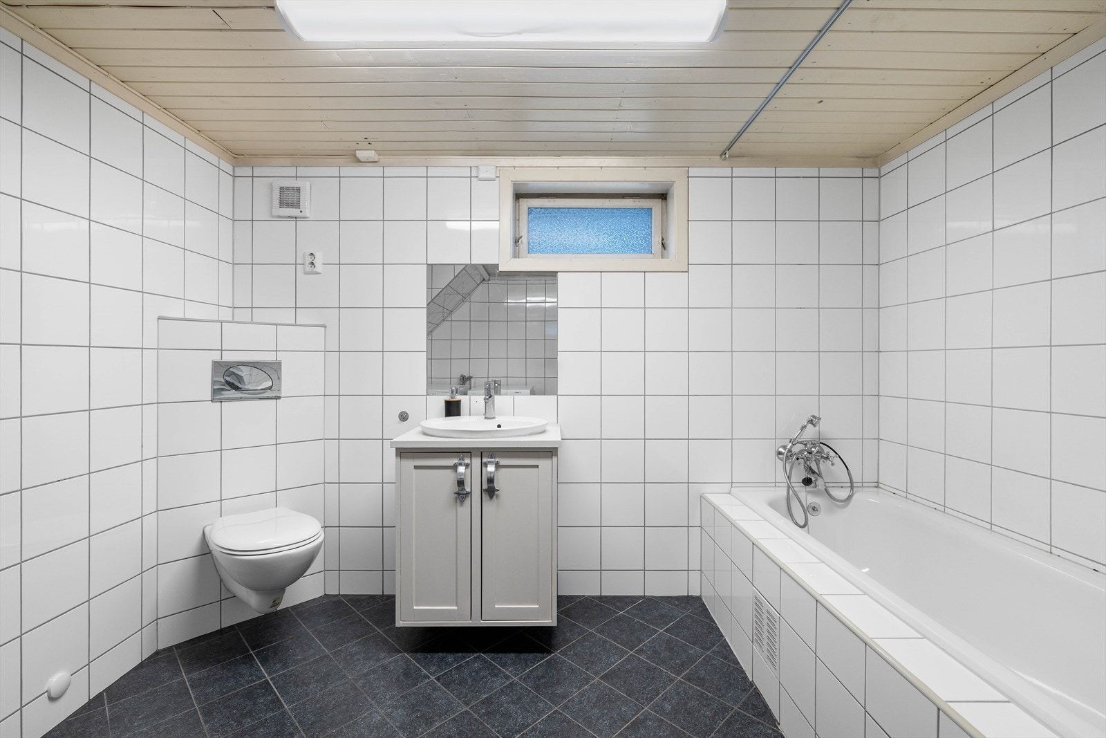 Praktisk med badekar for småbarnsfamilier.. Galleribilde