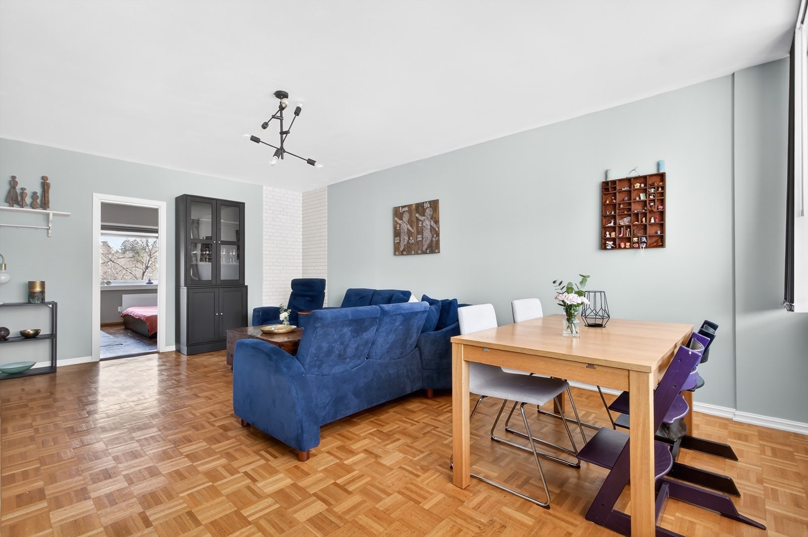 Stuen har en praktisk utforming som gjør det enkelt å møblere etter eget ønske. Galleribilde