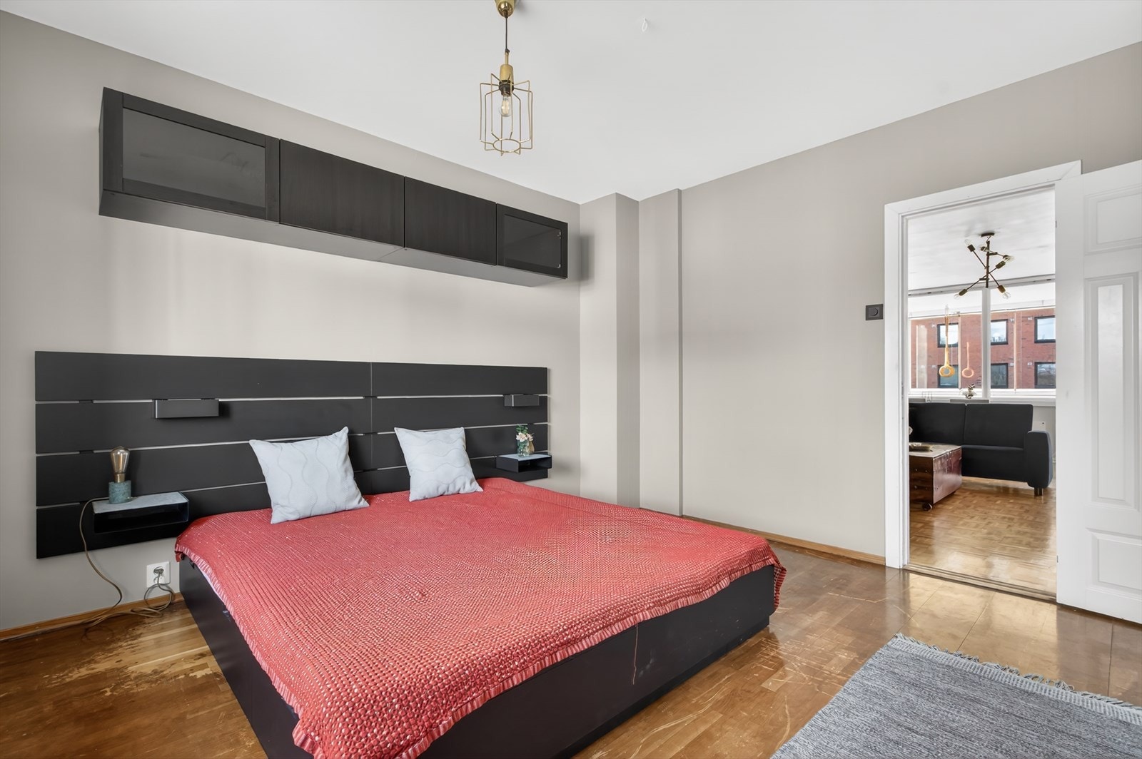 God plass til dobbeltseng og tilhørende møblement. Nymalte vegger og himling. Galleribilde