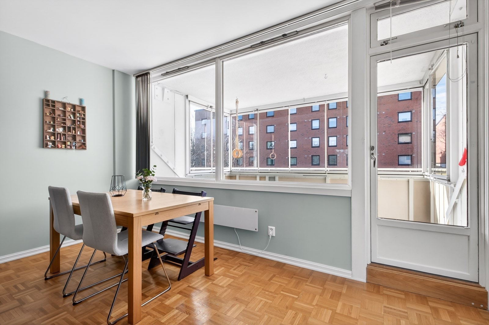 Åpen og luftig stue med store vindusflater som gir mye dagslys. Galleribilde