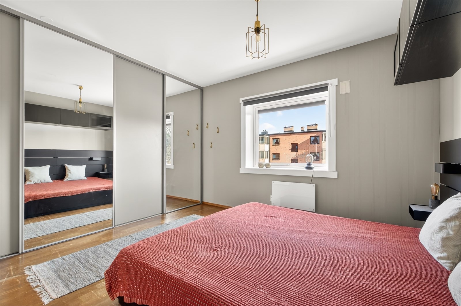 Rikelig med plass til oppbevaring i skyvedørsgarderobe. Galleribilde