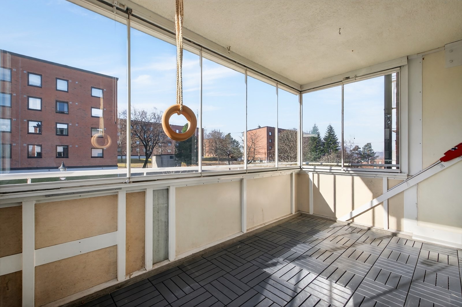 Balkongen har fantastiske solforhold midtsommers. Galleribilde