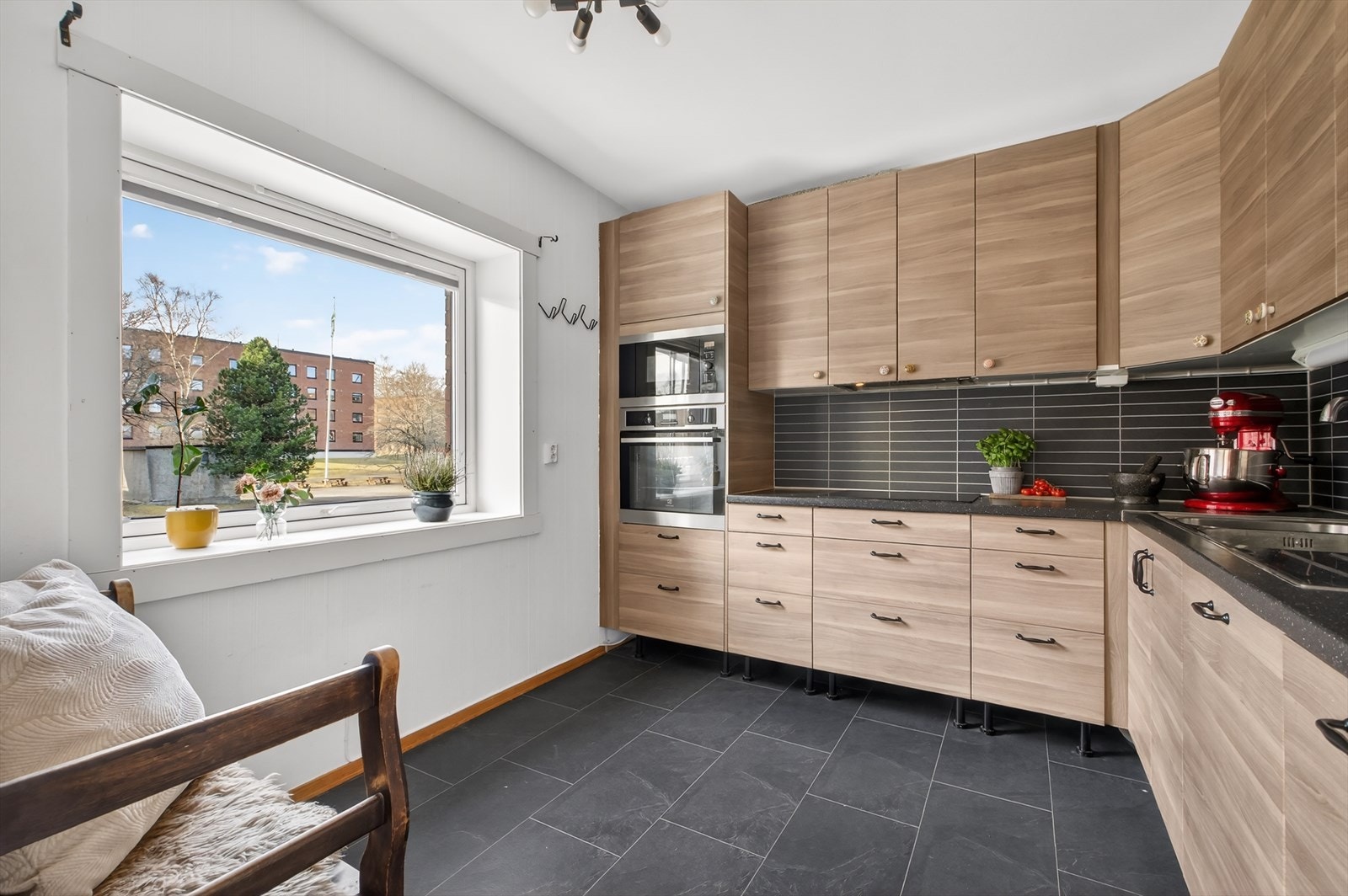 Velkommen til en romslig 4-roms leilighet i 2.etasje. Galleribilde