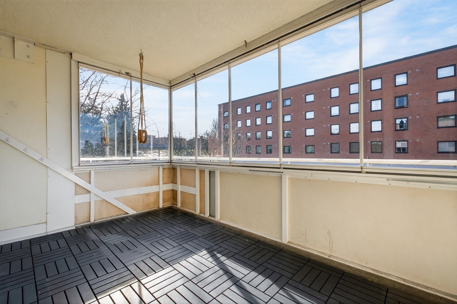 Leiligheten byr på en herlig sydvestvendt innglasset balkong på 11 kvm. Galleribilde