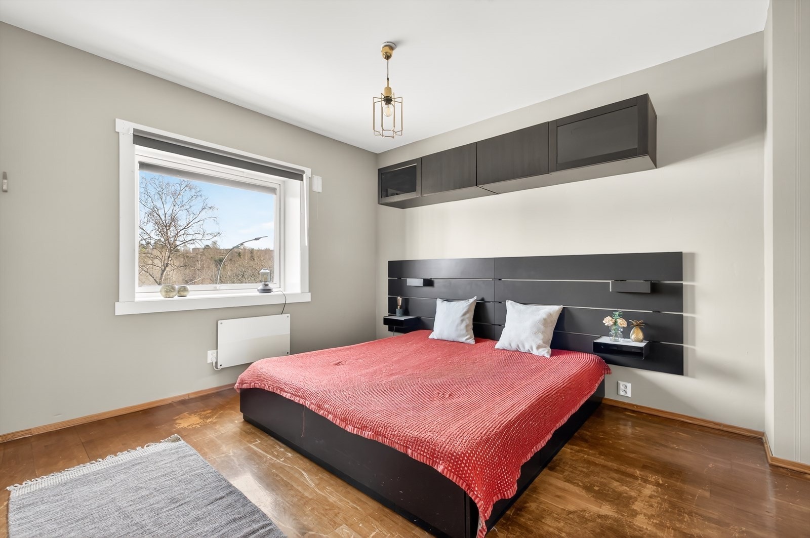 Hovedsoverommet er av god størrelse. Gulvet trenger noe modernisering. Galleribilde