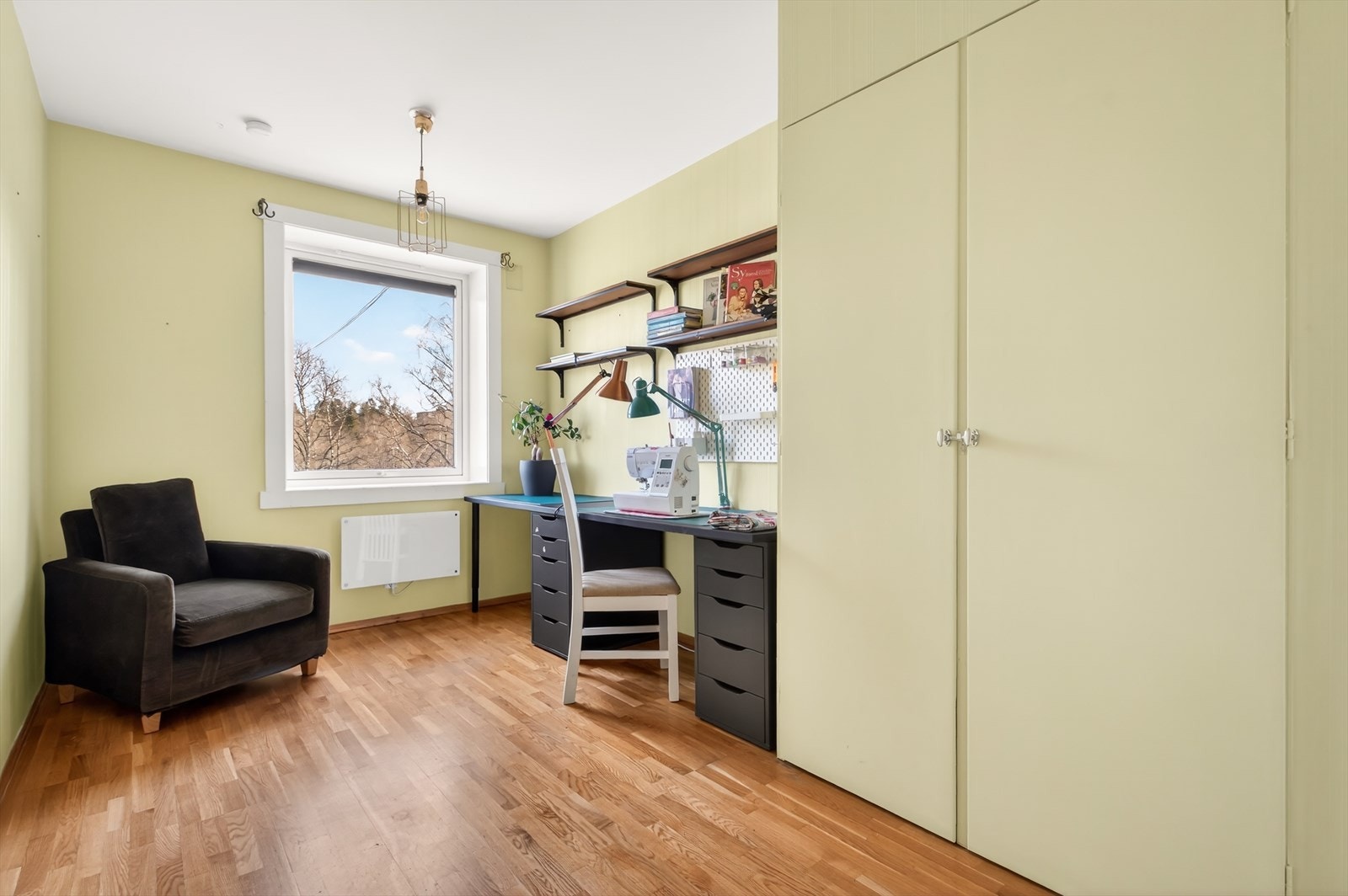 Soverom 2- Rommet er i dag et hobbyrom, men passer også fint som barnerom, gjesterom eller kontor. Galleribilde