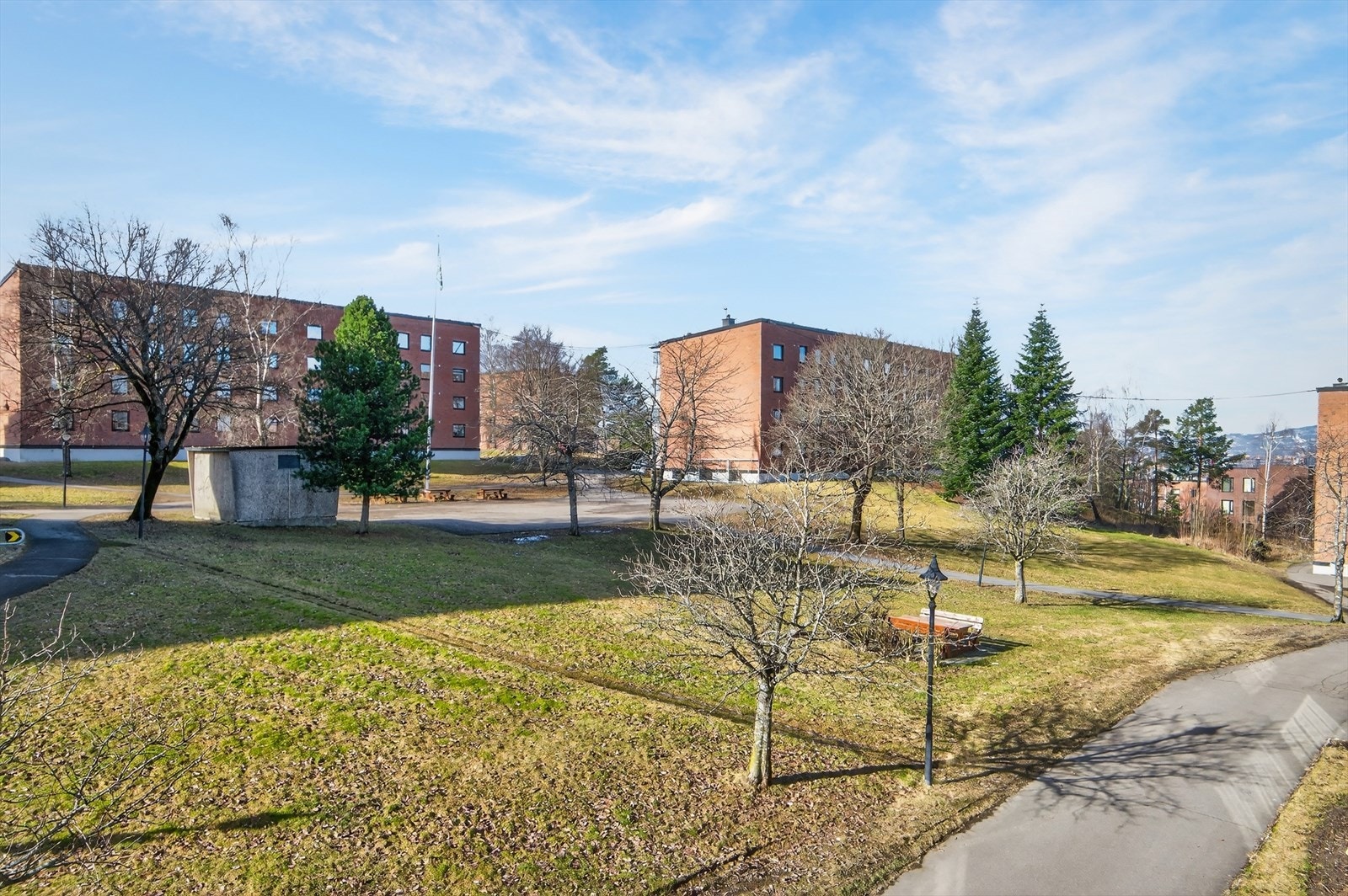 Borettslaget har flotte grøntarealer mellom blokkene. Galleribilde