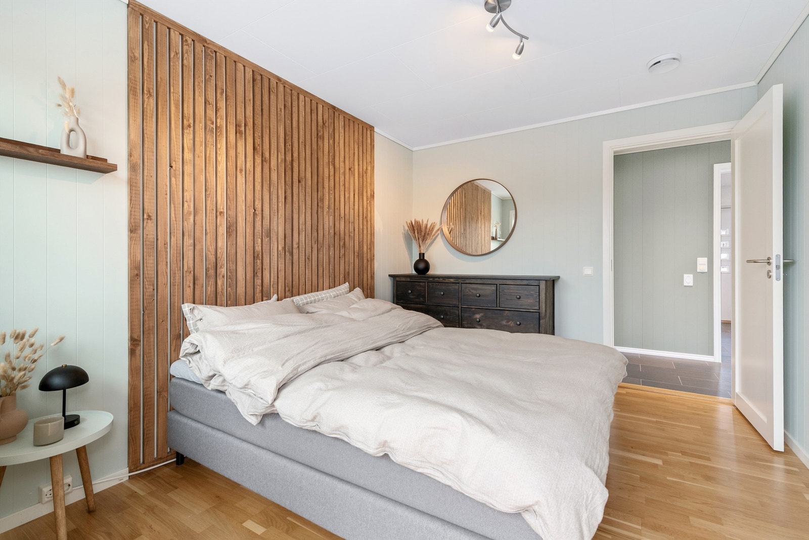 Hovedsoverommet er oppmålt til ca 11m² og har parkett på gulvet. God plass til dobbeltseng og oppbevaringsmøbler. Galleribilde