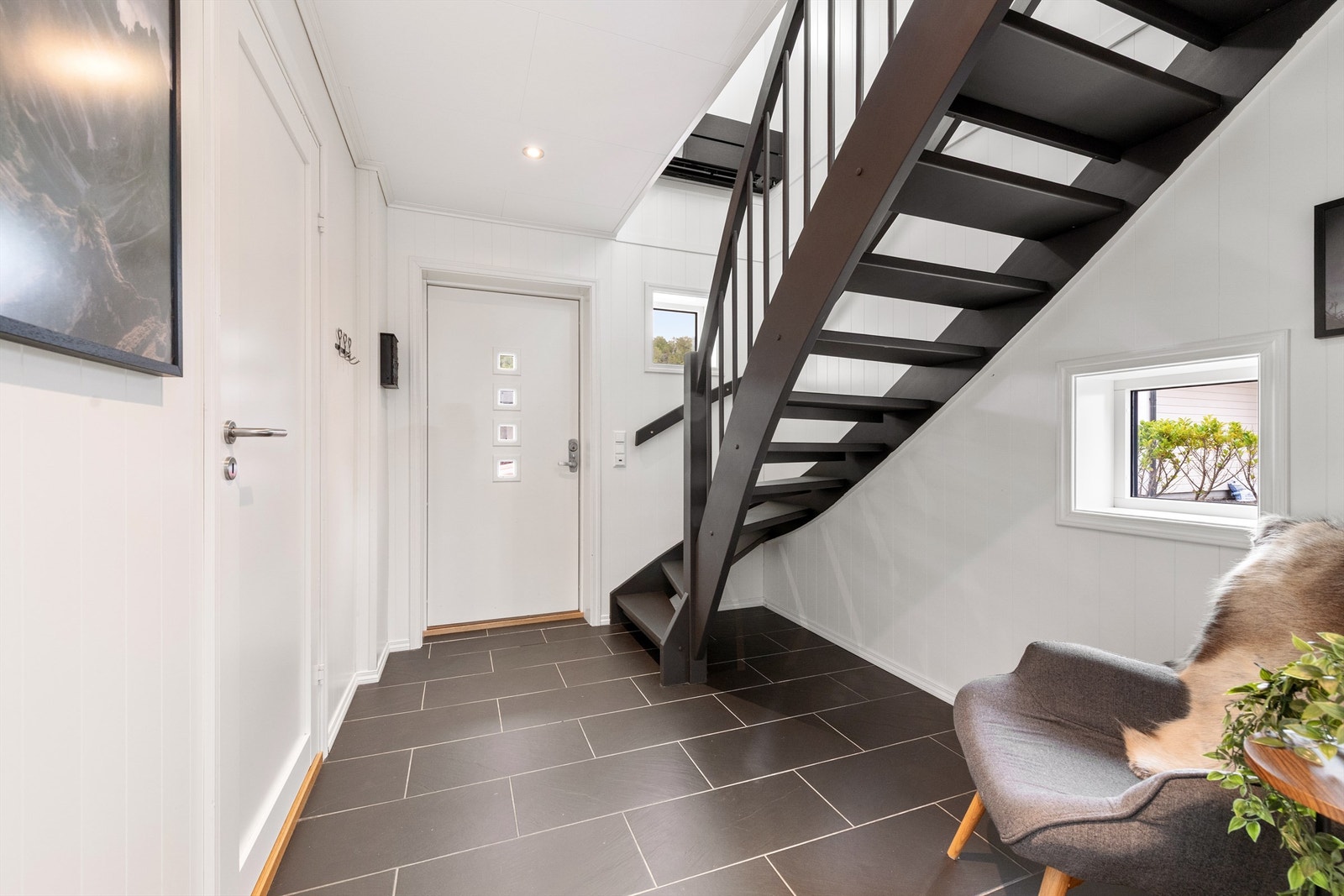 Velkommen inn! En innbydende entré med flislagt gulv og behagelig gulvvarme gir en varm velkomst. Galleribilde