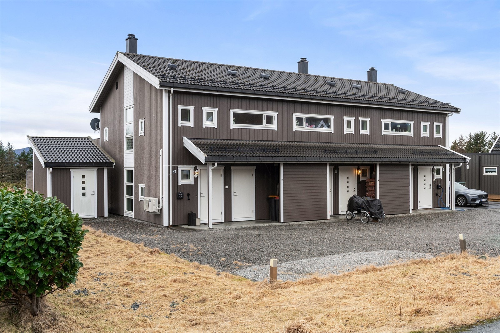 Boligen ligger i et etablert og familievennlig boligområde på Synnes, med rolige og trygge omgivelser. Beliggenheten byr på flotte turmuligheter rett utenfor døren, og det er kort vei til både havet og naturen. Galleribilde