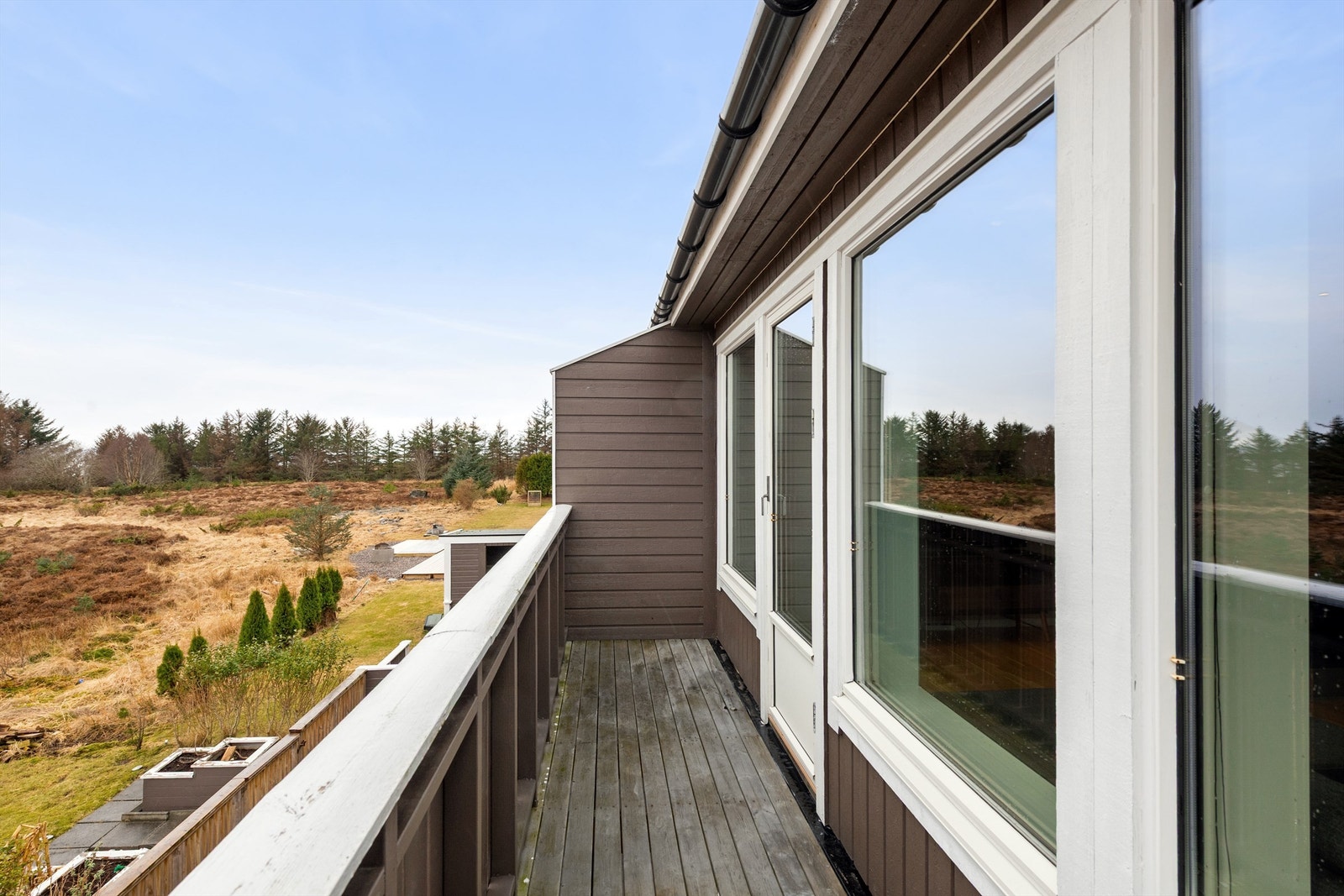 Fra stuen er det direkte utgang til sydvendt balkong på ca 6m². Her er det plass til en liten sittegruppe hvor man kan nyte utsikten over nærområdet. Galleribilde