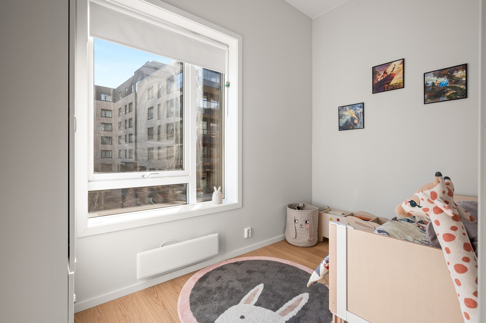 Rommet har plass til seng og lekeareal. Galleribilde