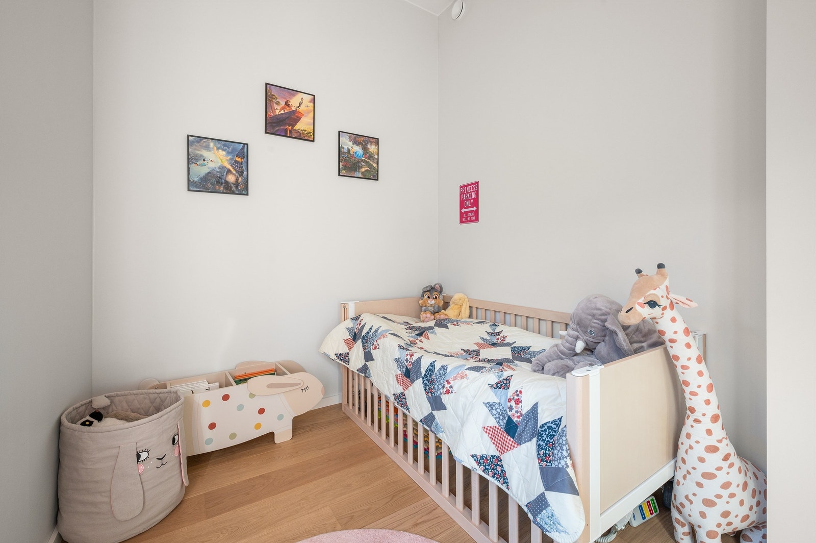 Rommene gir fleksibilitet for bruk som hovedsoverom, barnerom eller kontor. Galleribilde