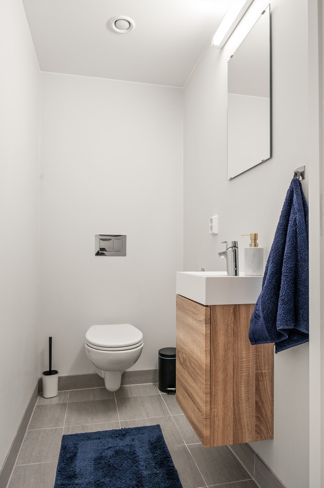 I tillegg til hovedbadet har leiligheten et praktisk, separat toalettrom. Galleribilde