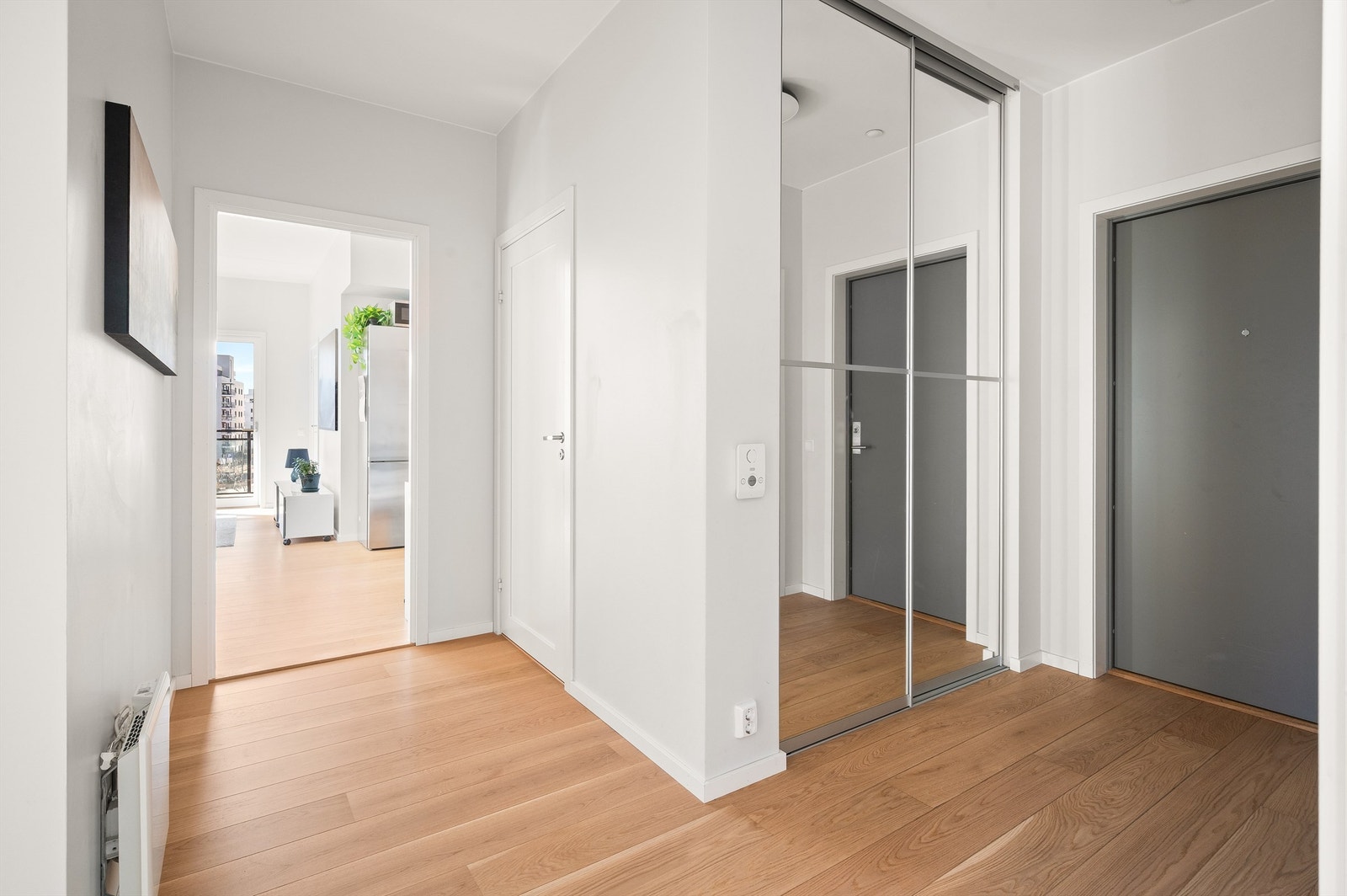 Entréen har god plass til oppbevaring av yttertøy i skyvedørsgarderobe med speilfronter. Galleribilde