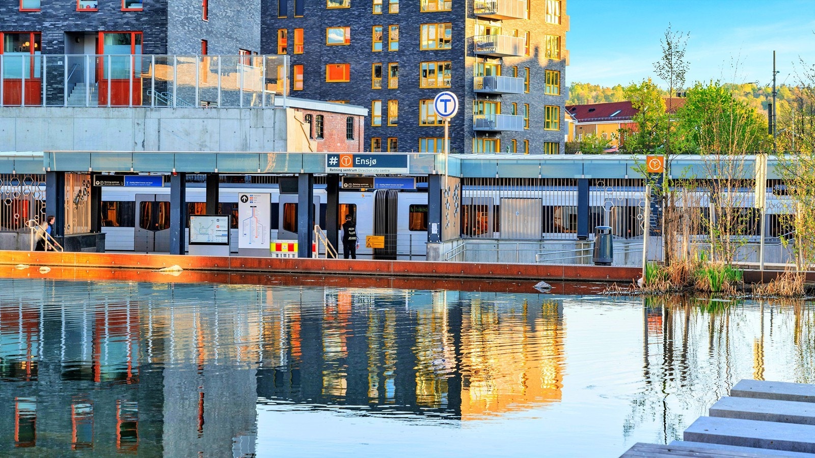 Fra Ensjø T-banestasjon, under ti minutters gange unna, tar det kun noen minutter til Oslo sentrum. Galleribilde