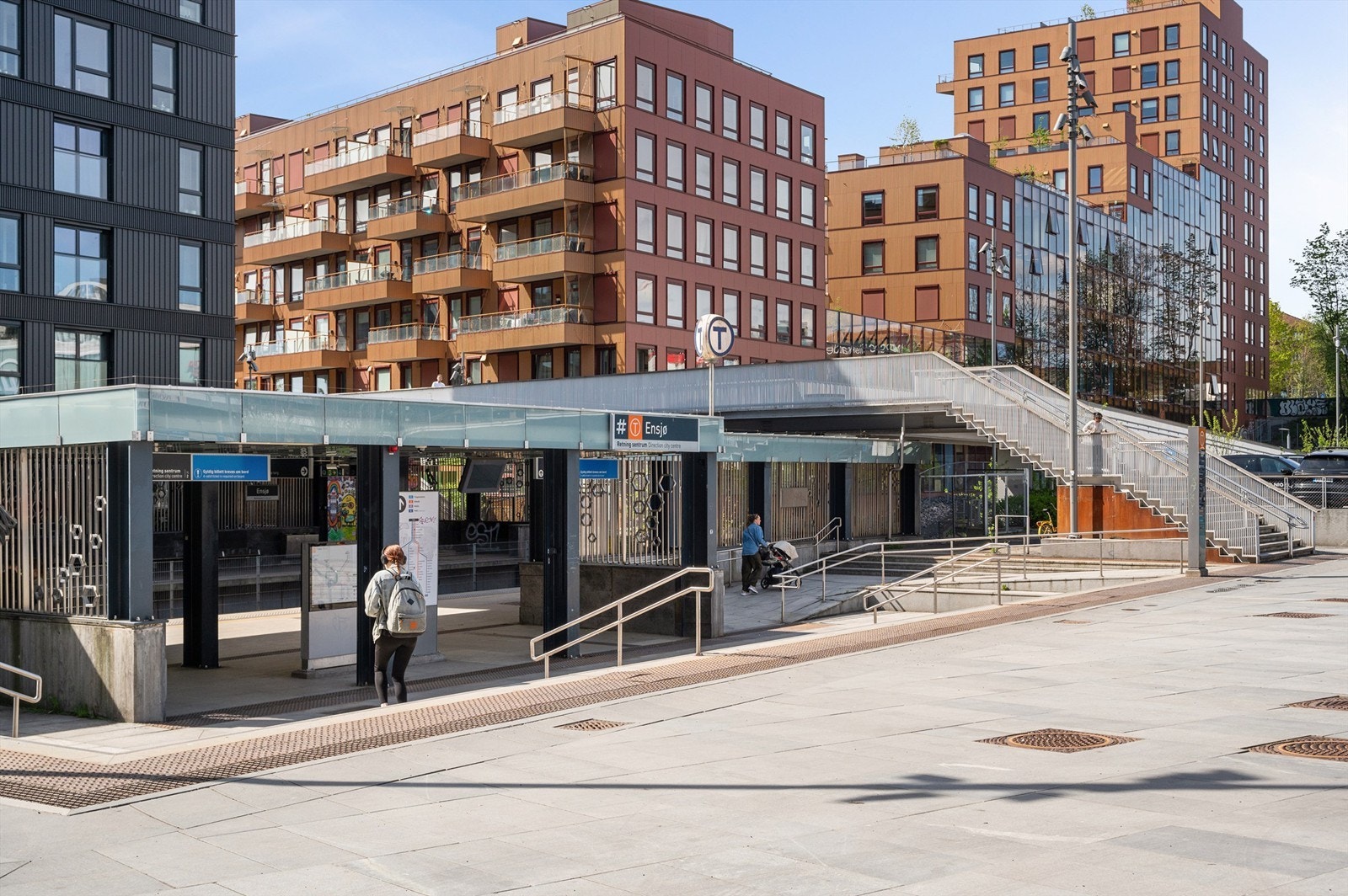 Kollektivtilbudet er solid med fem T-banelinjer fra Ensjø stasjon og buss fra Gladengveien. Galleribilde