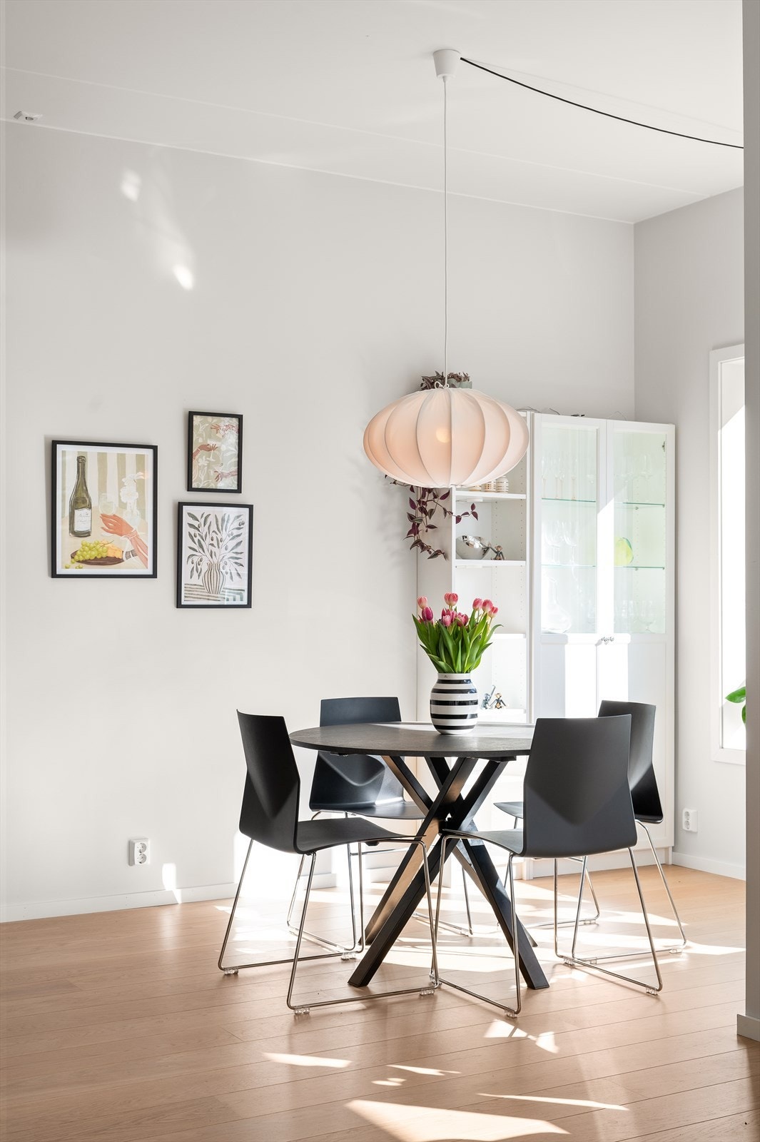 Det er en naturlig plass til spisebord i tilknytning til kjøkkenet. Galleribilde