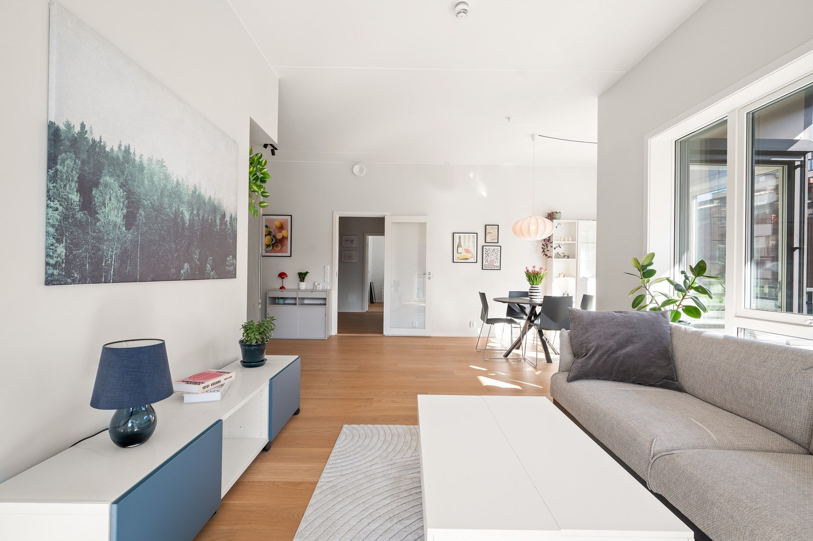 Stuen er av god størrelse og kan enkelt møbleres med sofagruppe og tilhørende salongbord samt annet ønskelig møblement. Galleribilde