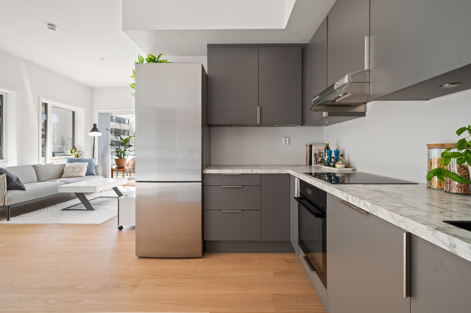 Kjøkkenet har en slitesterk laminatbenkeplate med planlimt vaskekum. Galleribilde