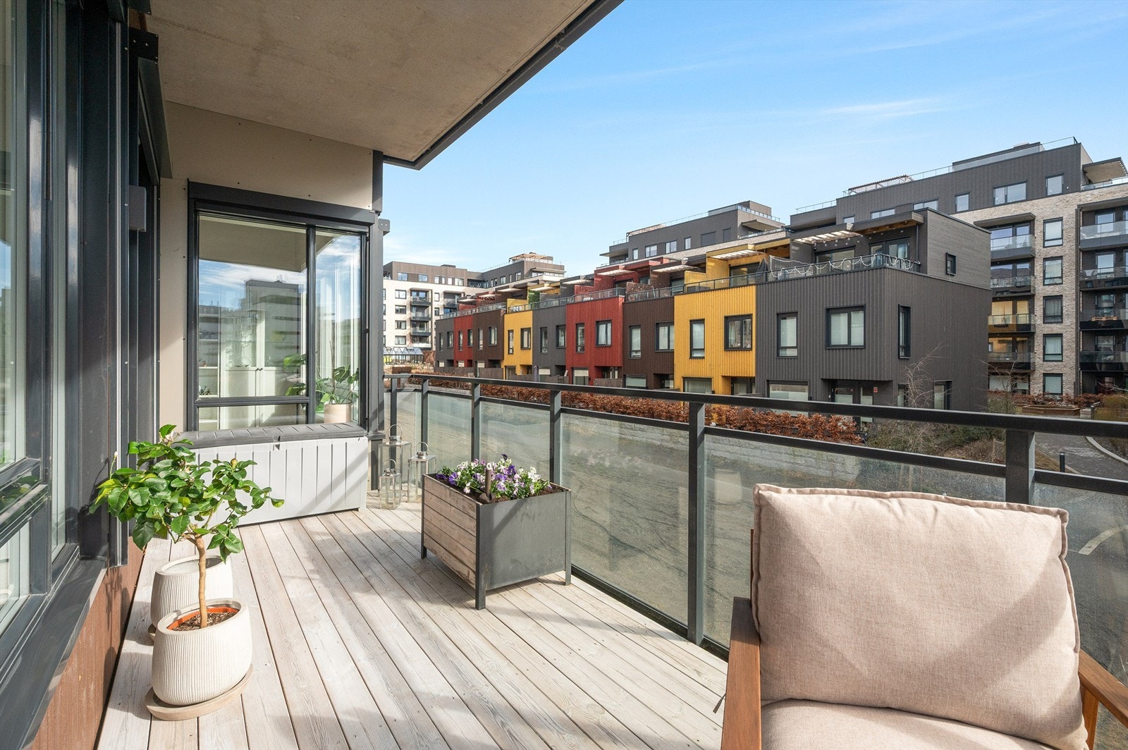 Med sin syd- og østvendte plassering har balkongen gode solforhold. Galleribilde