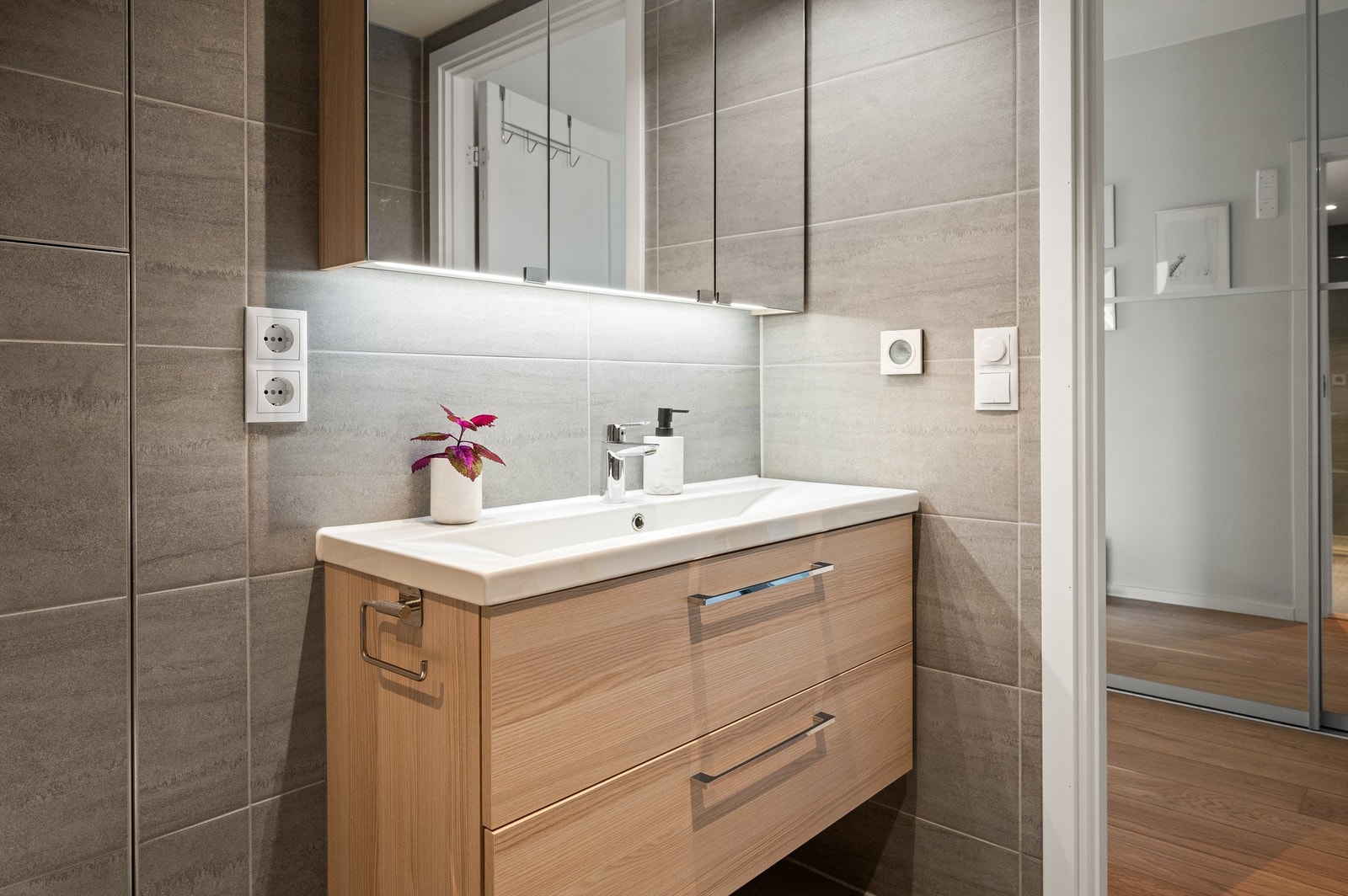 Det er opplegg for vaskemaskin på badet. Galleribilde