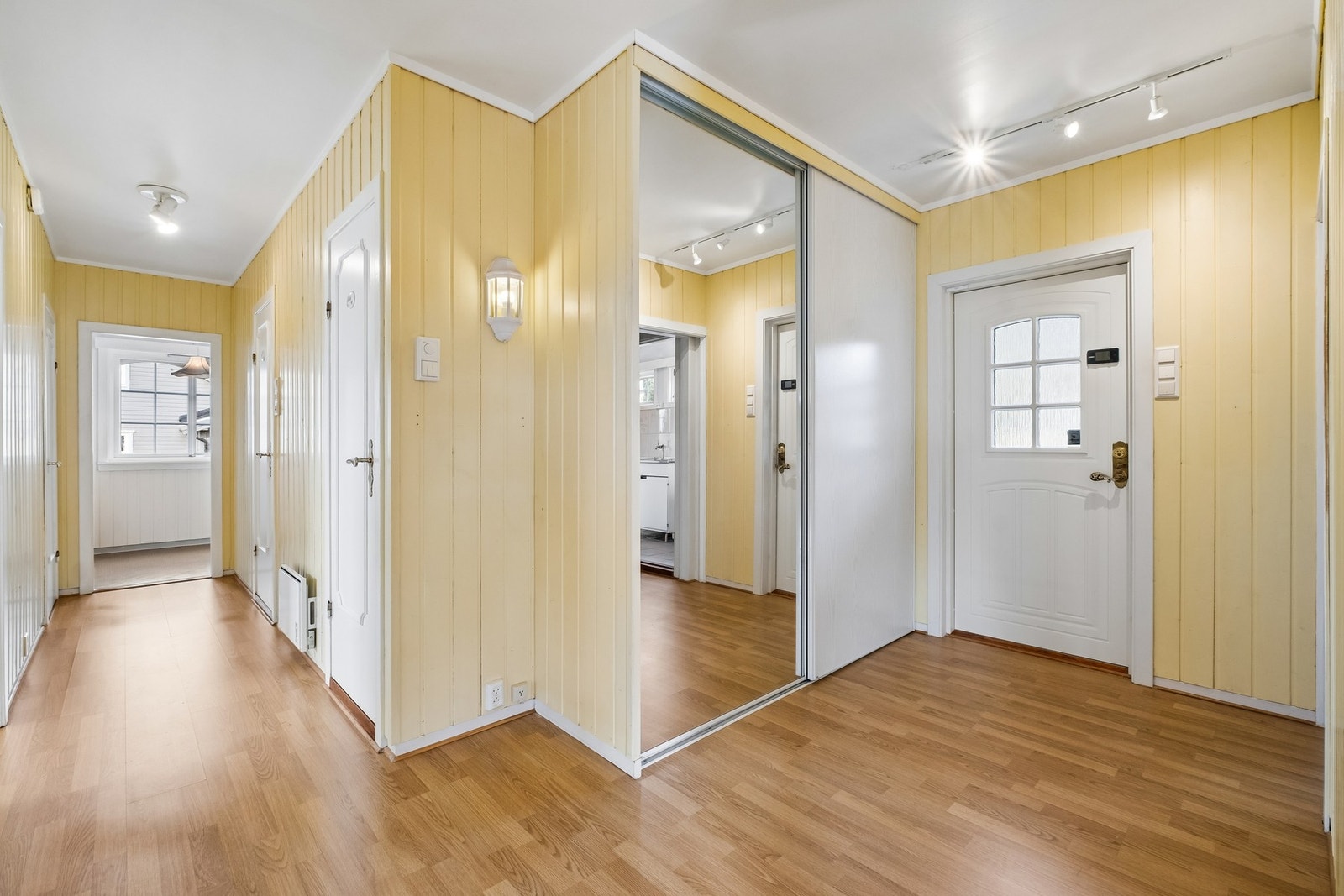 Romslig gang med fin skyvedørsgarderobe. Galleribilde