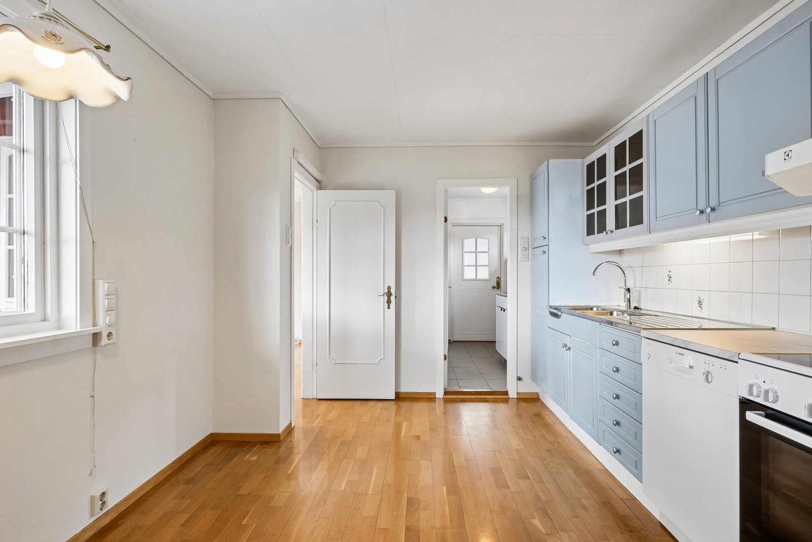 Det er god forbindelse mellom rommene og direkte tilkomst til vaskerom og videre til bi-inngang. Galleribilde