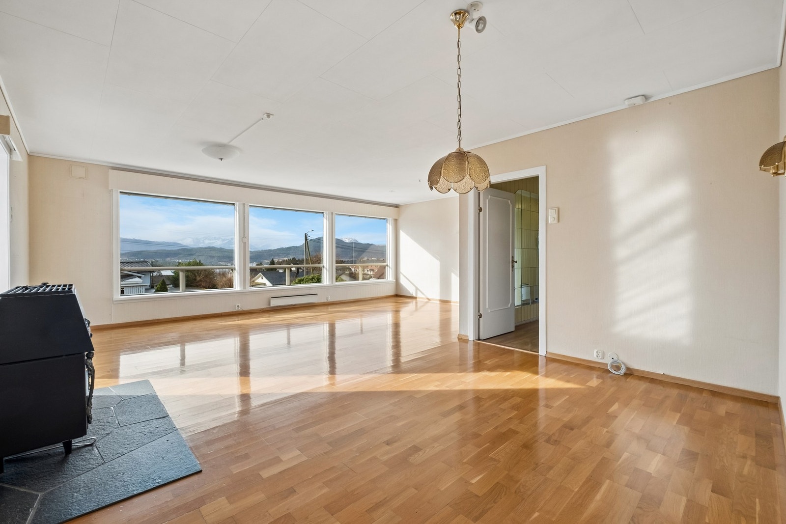 Stor stue med rikelig naturlig lys fra store vinduer, åpen planløsning og enkel tilgang til tilstøtende rom. Galleribilde
