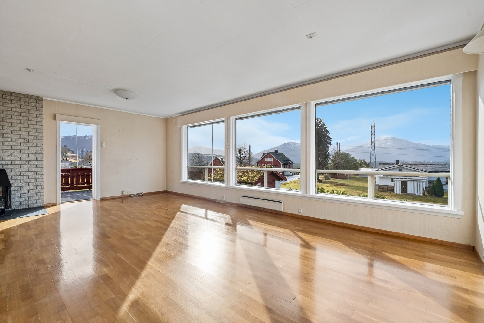 Med utgang til veranda fra stuen er det fine muligheter for å nyte måltider ute den varme årstiden. Galleribilde