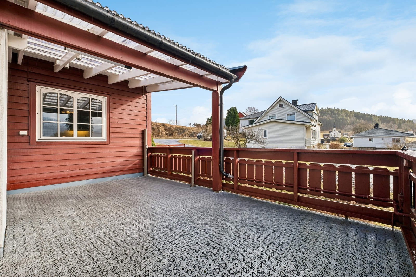 Dels overbygd terrasse med rekkverk og fine solforhold. Terrassen vender mot øst og sør. Galleribilde
