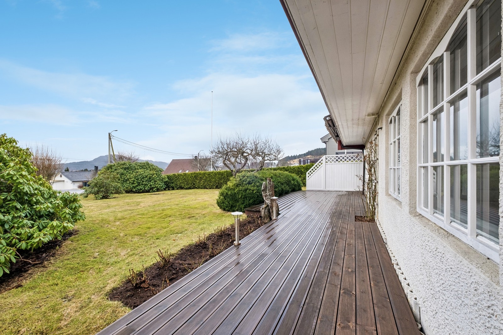 Utendørs stor terrasseplatting hvor lange sommerdager kan nytes. Galleribilde