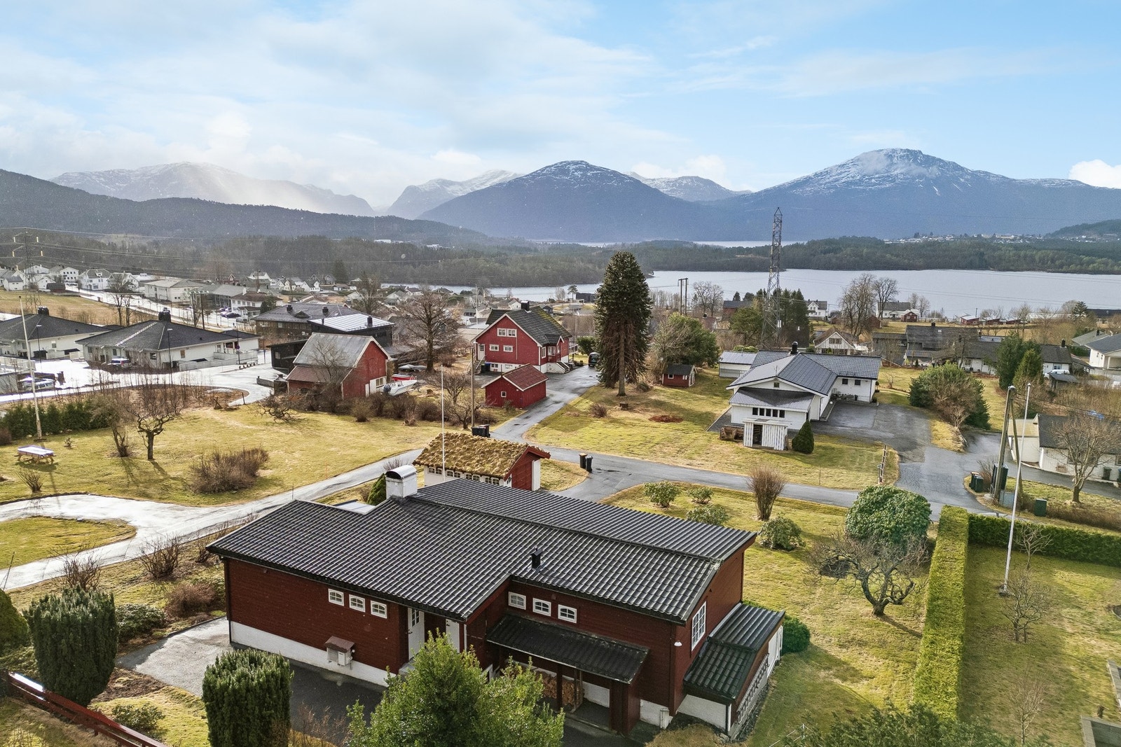 Boligen har en flott beliggenhet i et populært nabolag. Det er kort vei til butikker, skoler, barnehager etc. Galleribilde