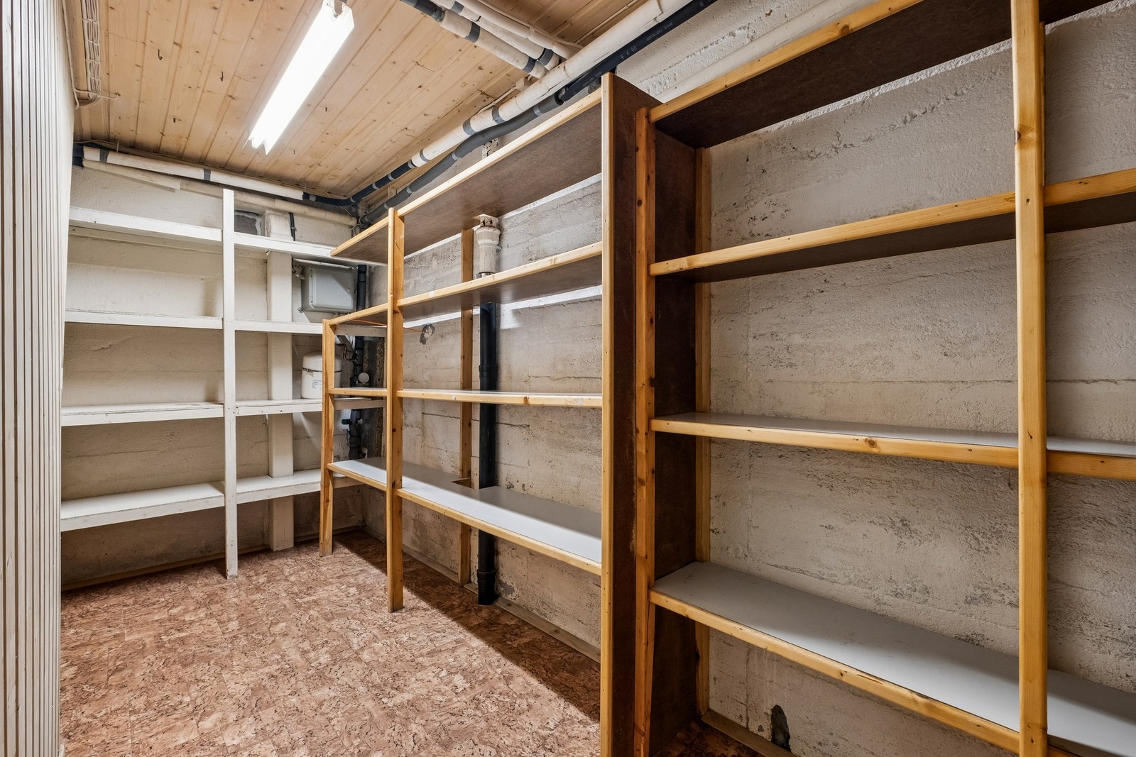 Romslig bod med hyllesystem og god belysning. Galleribilde