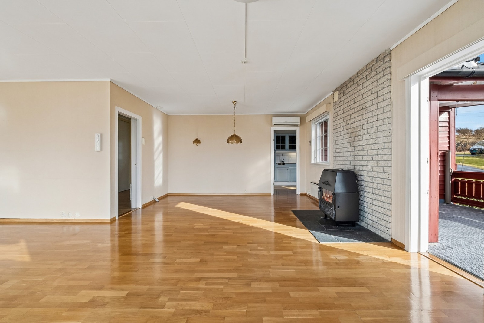 Her har du god romfølelse og direkte tilgang til både kjøkken og terrasse. Galleribilde