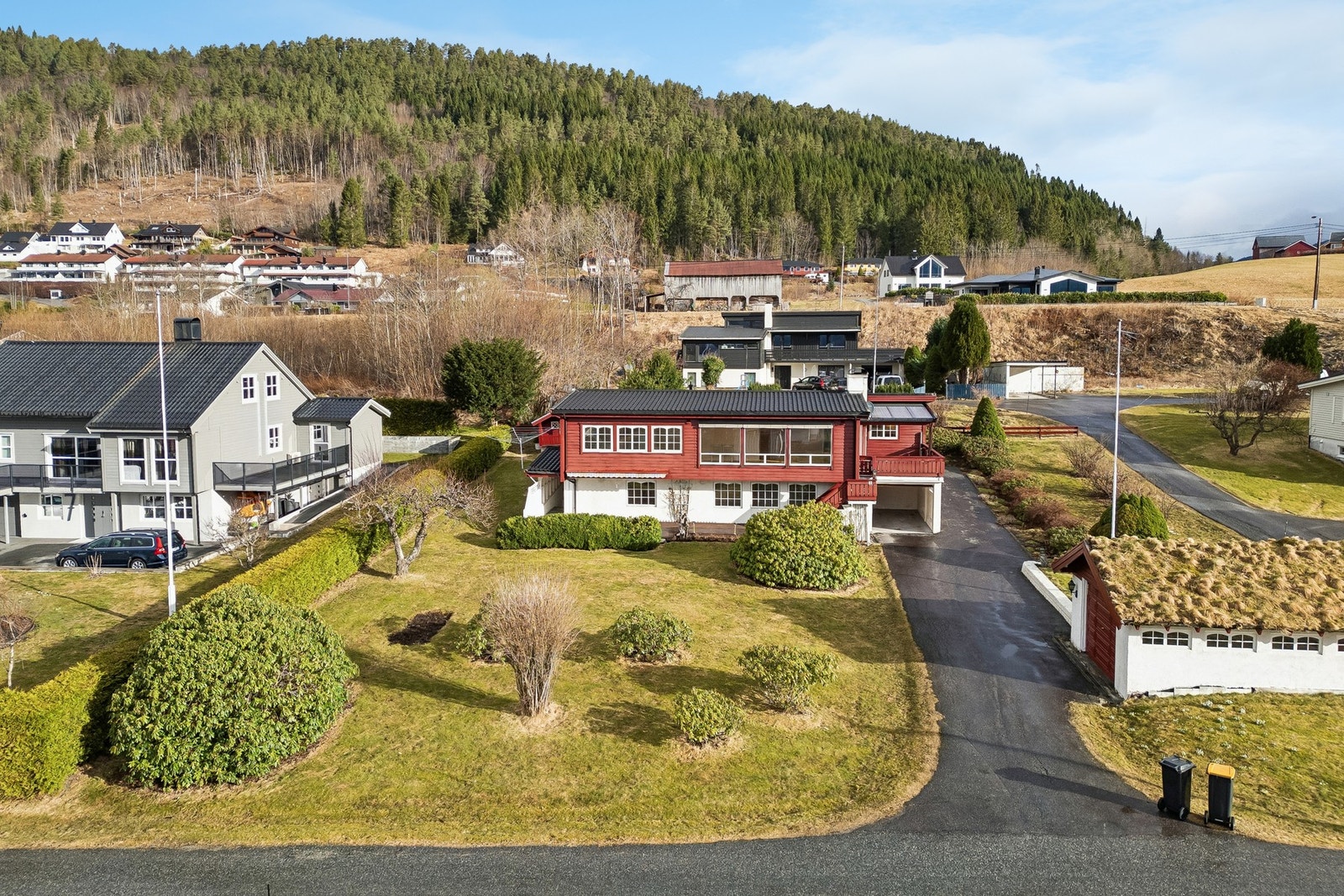 Boligen ligger i et rolig nabolag med naturskjønn utsikt og har en stor hage med innkjørsel og garasje. Foto: EFKT AS/ Mats Halvorsen. Galleribilde