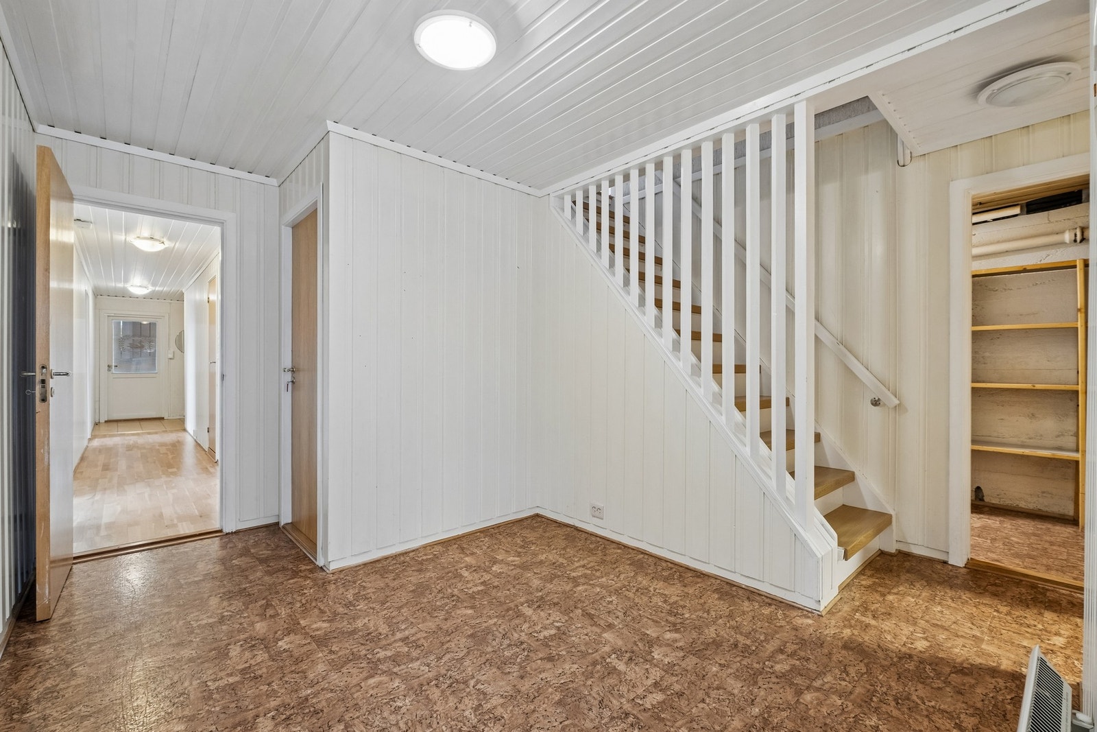 I kjelleretasjen er det romslig gang med enkel tilgang til stue, kjøkken og trapp til andre etasje. Galleribilde