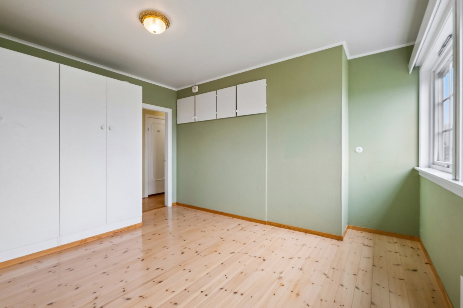 Det er god plass til garderobeskap i rommet. Galleribilde