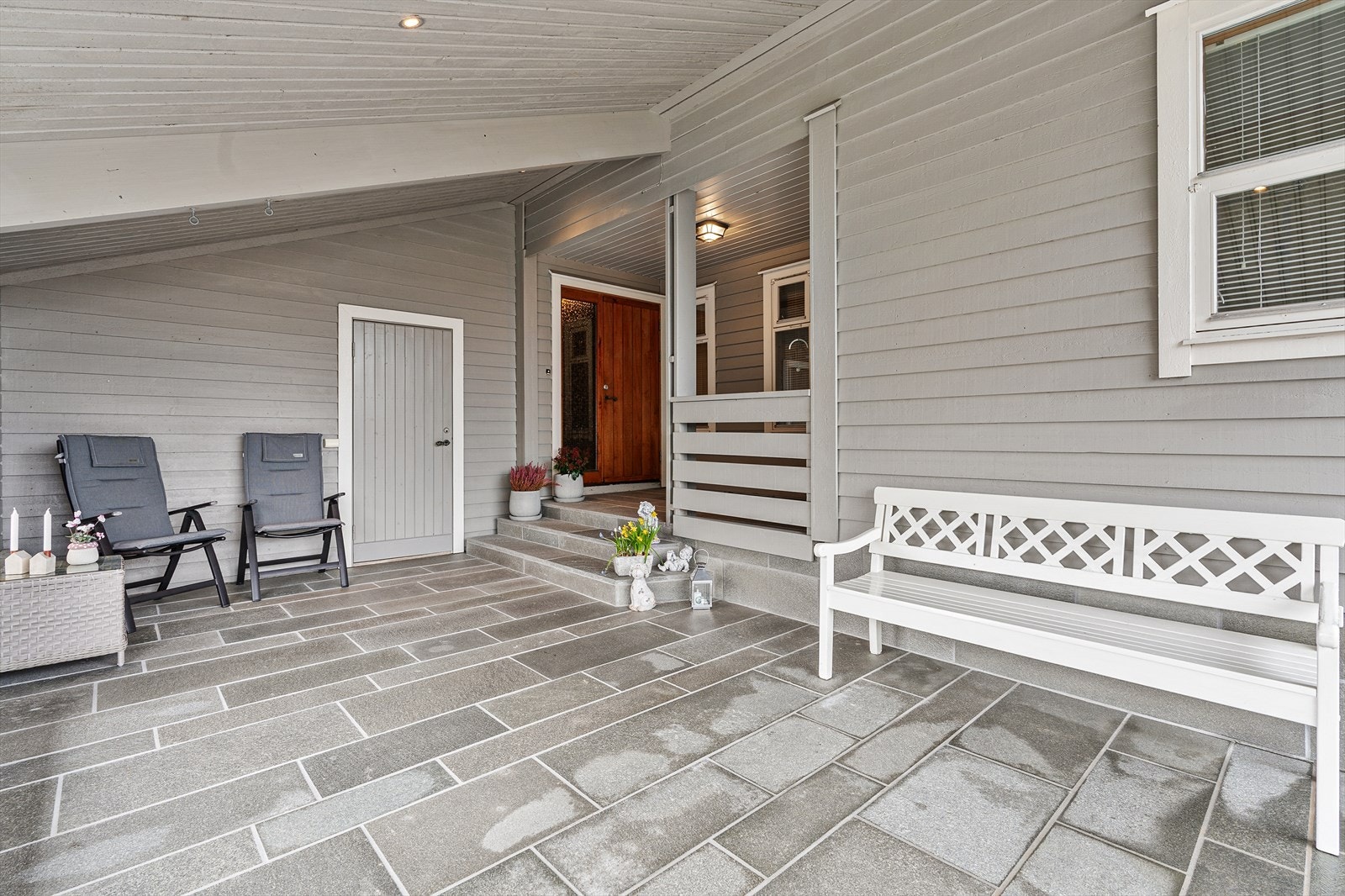 Flott, opparbeidet inngangsparti med skiferplatting Galleribilde