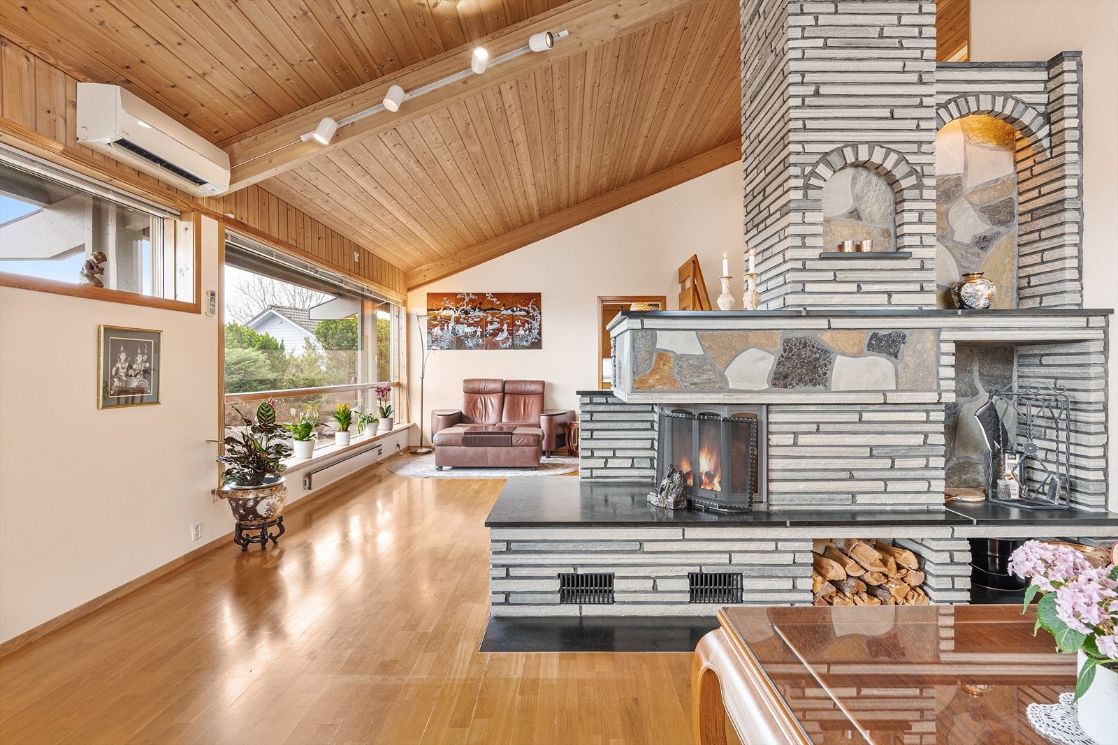 Stuen har høye himlinger som gir et moderne preg Galleribilde