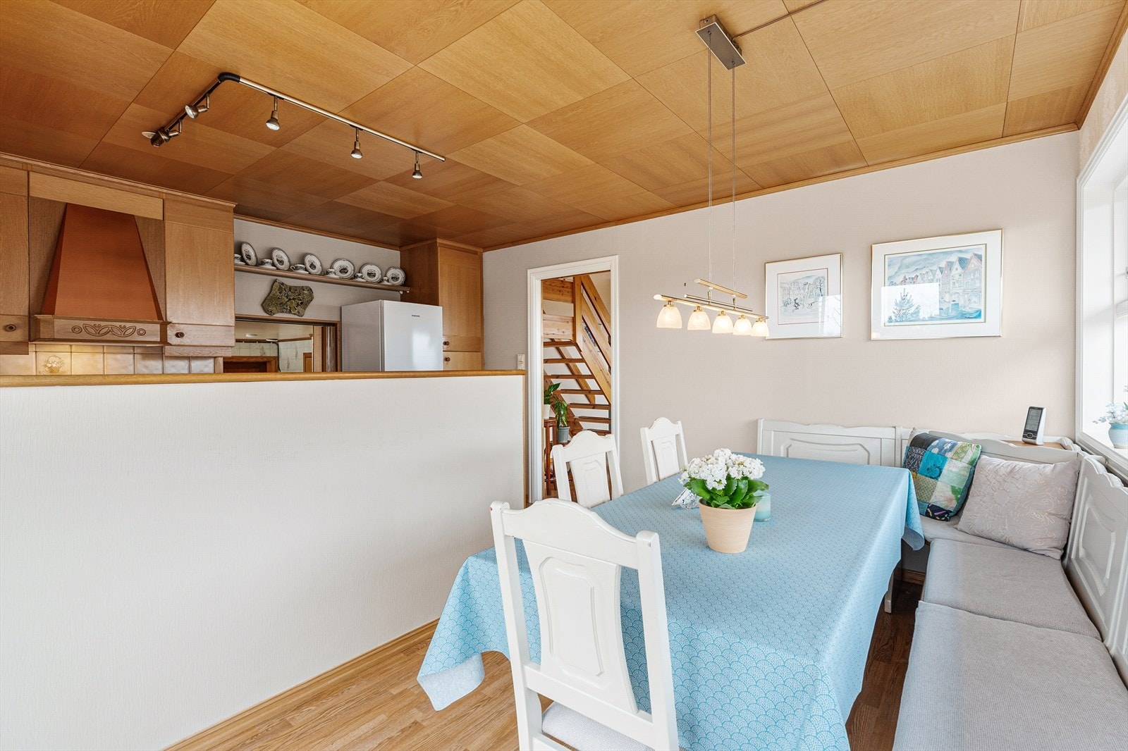 Legg merke til det flotte taket ved kjøkken Galleribilde