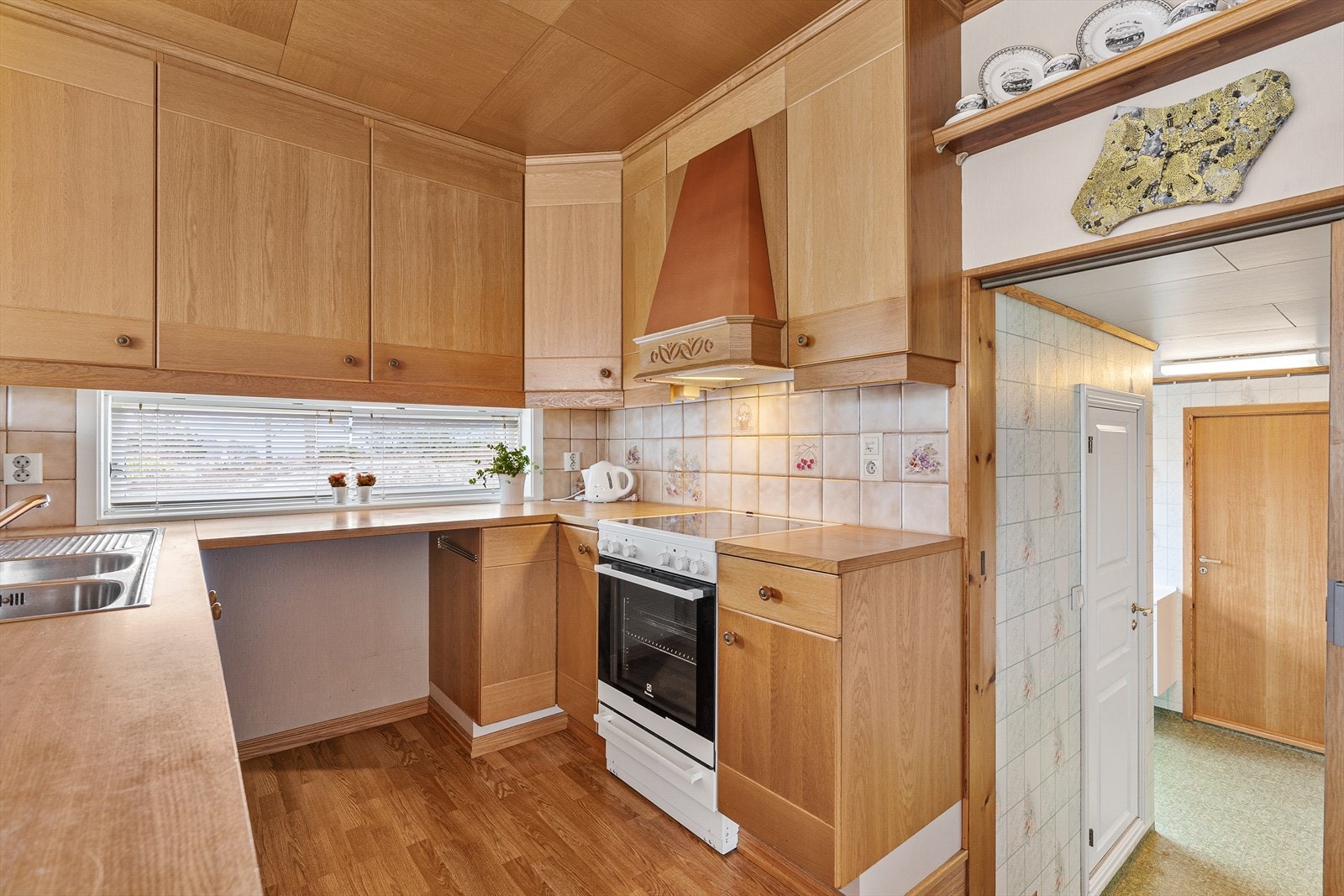 Kjøkkenet har god lagringsplass i over- og underskap Galleribilde