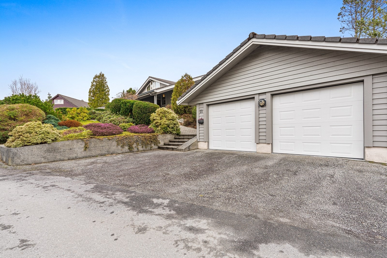 Enebolig med dobbel garasje og flott, opparbeidet tomt Galleribilde