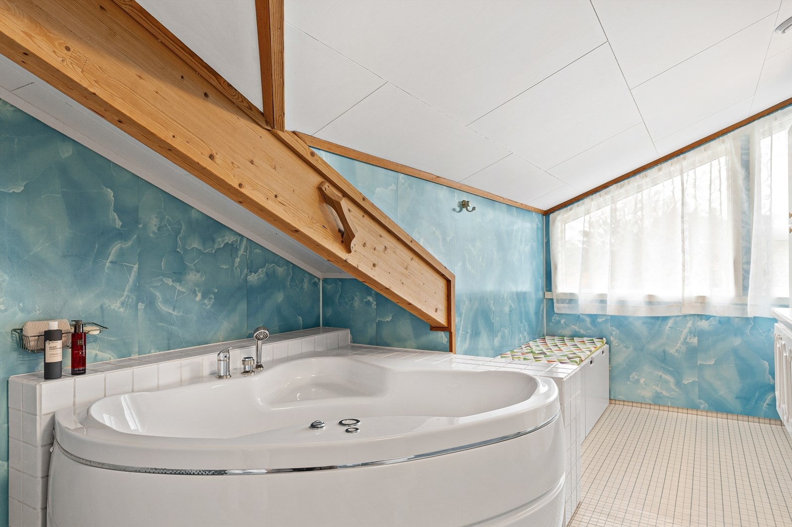 Rommet er innredet med nedfelt servant, toalett, badekar og dusjhjørne Galleribilde