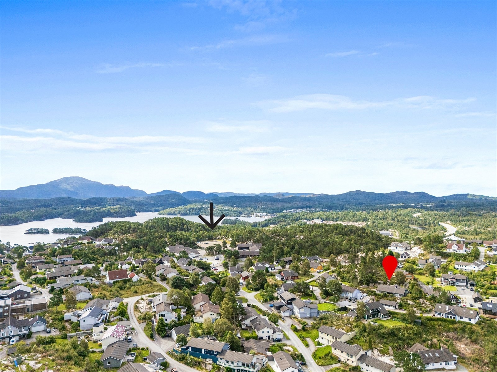 Fra eiendommen er det kort gangavstand til barneskolen på Rubbestadneset, ref. svart pil Galleribilde