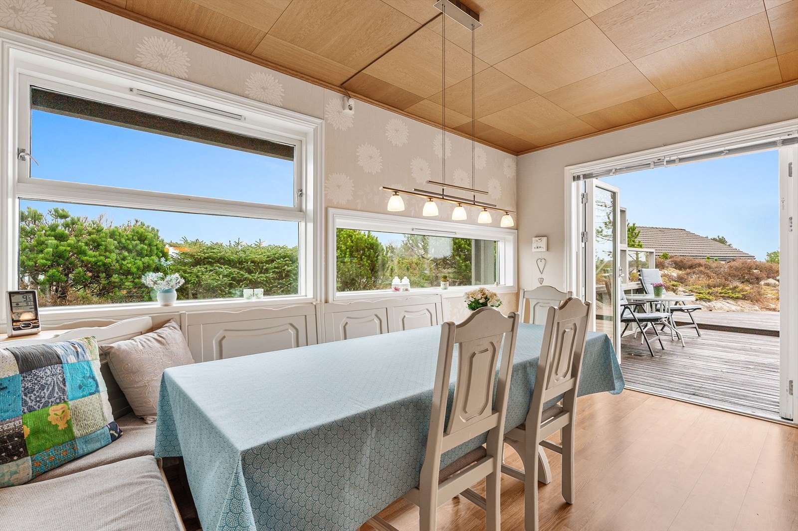 Fra kjøkkenet er det utgang til terrasse Galleribilde