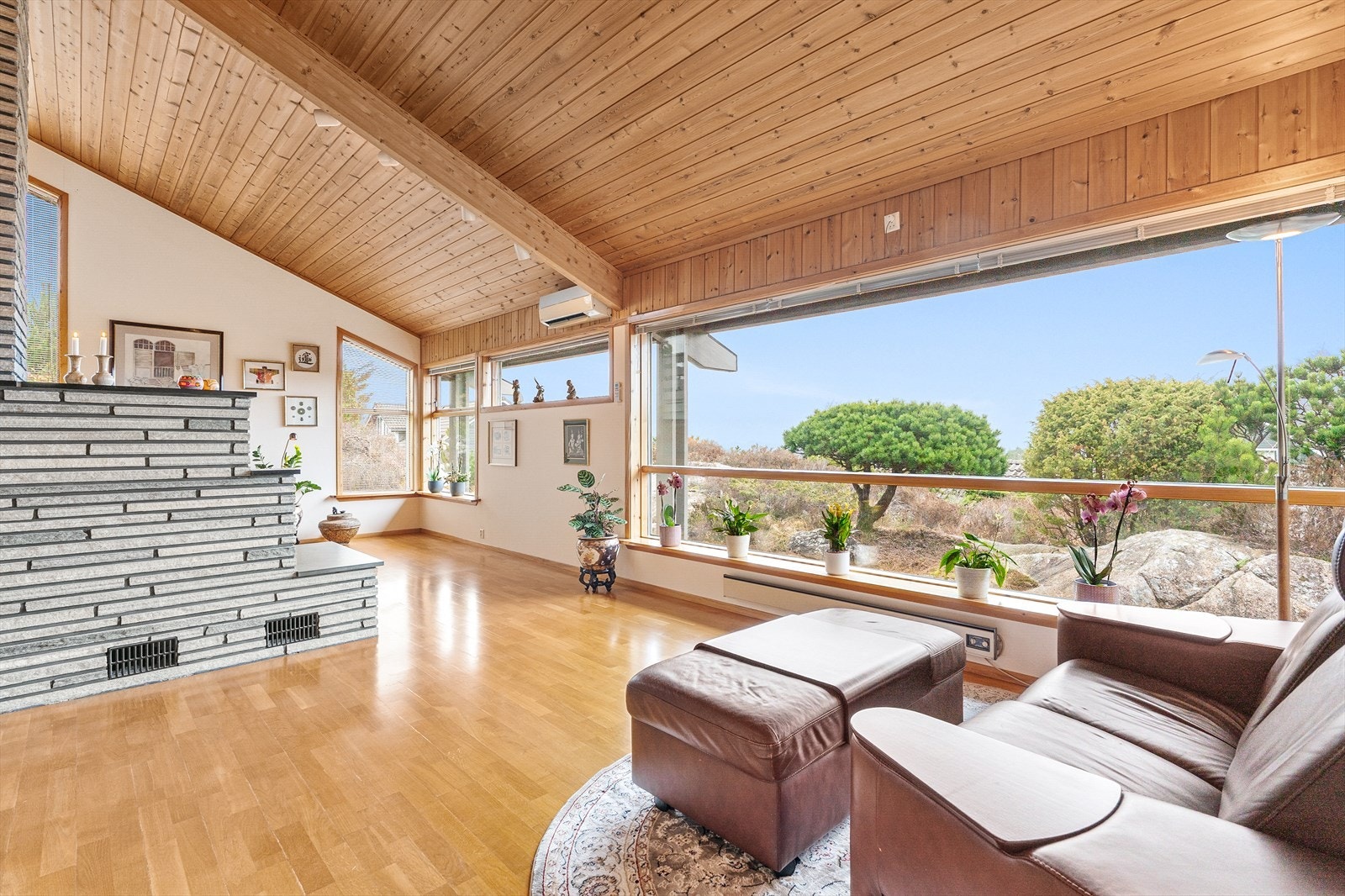 Lys og romslig stue med store vinduer som slipper inn rikelig med naturlig lys Galleribilde