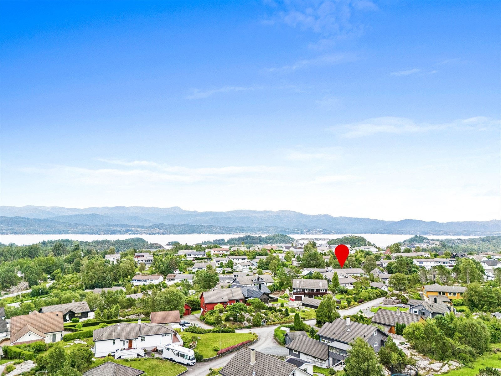 Boligen ligger i et populært og barnevennlig område på Rubbestadneset! Galleribilde