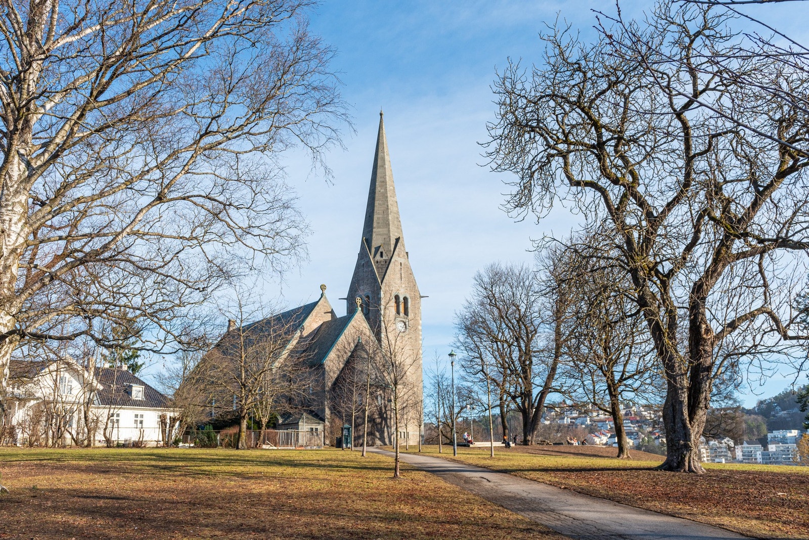 Vålerenga Park og Vålerenga Kirke, to ikoniske lokalsjoner! Galleribilde