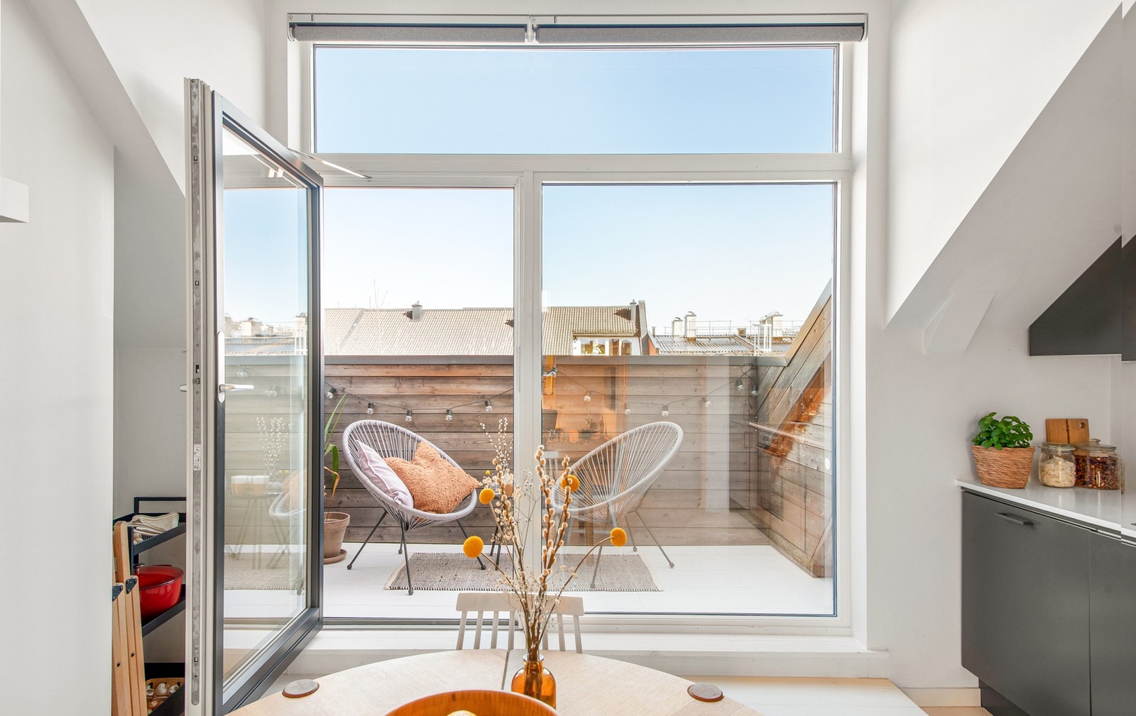 Leiligheten ligger i byggets toppetasje med store vindusflater som slipper inn rikelig med naturlig lys. Solen kan nytes på privat takterrasse med fantastisk utsikt over Oslo by. Galleribilde